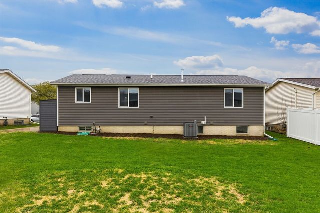 56 Deerwood Ct SW, Cedar Rapids, IA 52404
