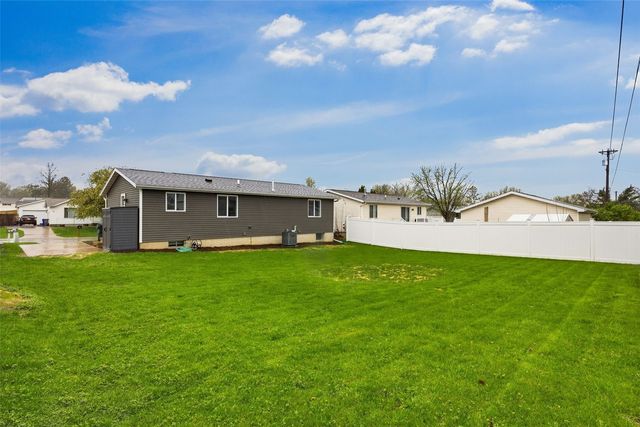56 Deerwood Ct SW, Cedar Rapids, IA 52404