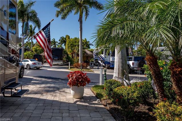 13583 Snook CIR, Naples, FL 34114