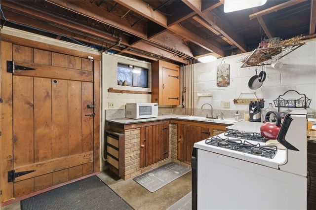 312 Flatwoods Rd, Vanderbilt, PA 15486