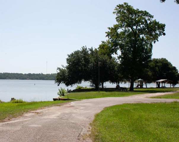 149 Hickory Hollow, Onalaska, TX 77360