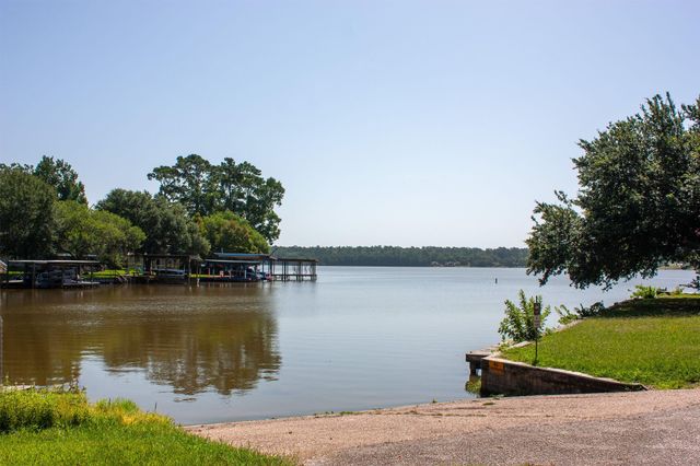 149 Hickory Hollow, Onalaska, TX 77360