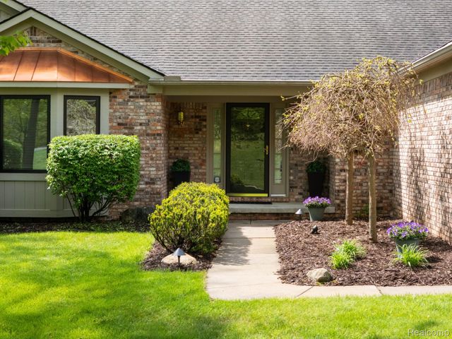 2484 PINE HOLLOW Trail, Brighton Township, MI 48114