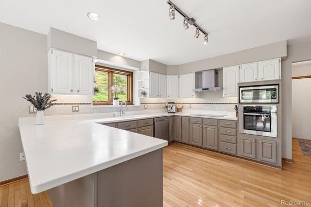 2484 PINE HOLLOW Trail, Brighton Township, MI 48114