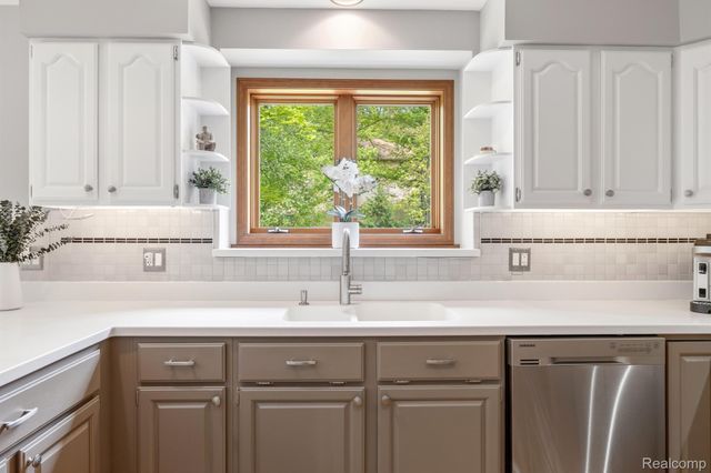 2484 PINE HOLLOW Trail, Brighton Township, MI 48114