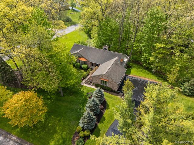 2484 PINE HOLLOW Trail, Brighton Township, MI 48114