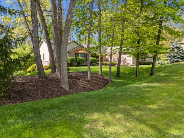 2484 PINE HOLLOW Trail, Brighton Township, MI 48114