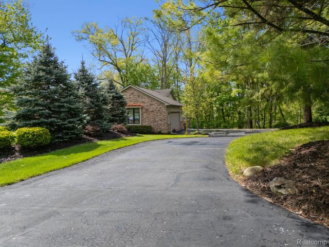 2484 PINE HOLLOW Trail, Brighton Township, MI 48114