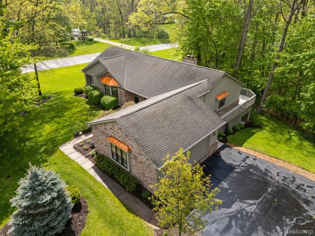 2484 PINE HOLLOW Trail, Brighton Township, MI 48114