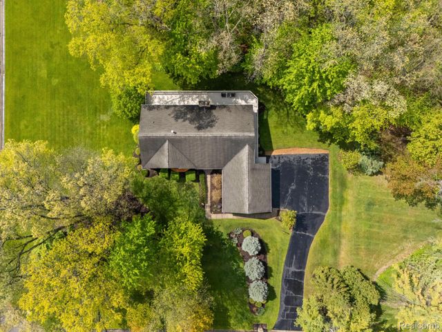 2484 PINE HOLLOW Trail, Brighton Township, MI 48114