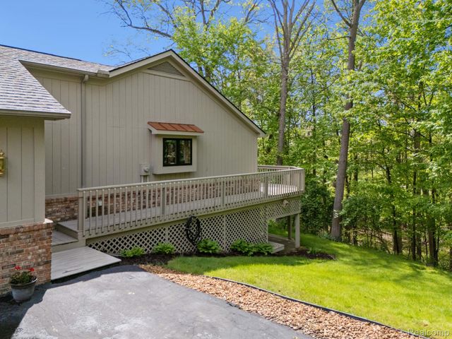 2484 PINE HOLLOW Trail, Brighton Township, MI 48114