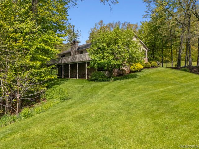 2484 PINE HOLLOW Trail, Brighton Township, MI 48114