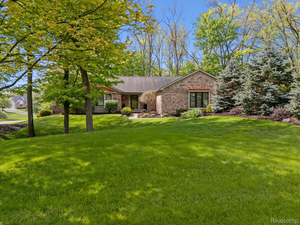 2484 PINE HOLLOW Trail, Brighton Township, MI 48114
