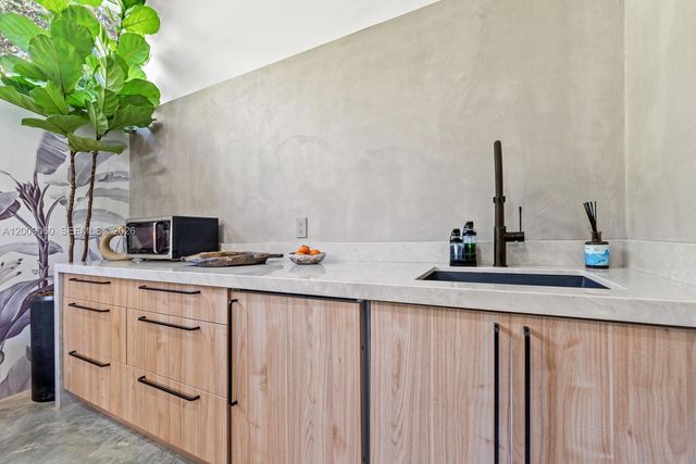 468 NE 90th St 2, El Portal, FL 33138