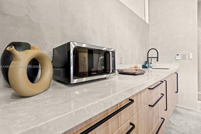 468 NE 90th St 2, El Portal, FL 33138