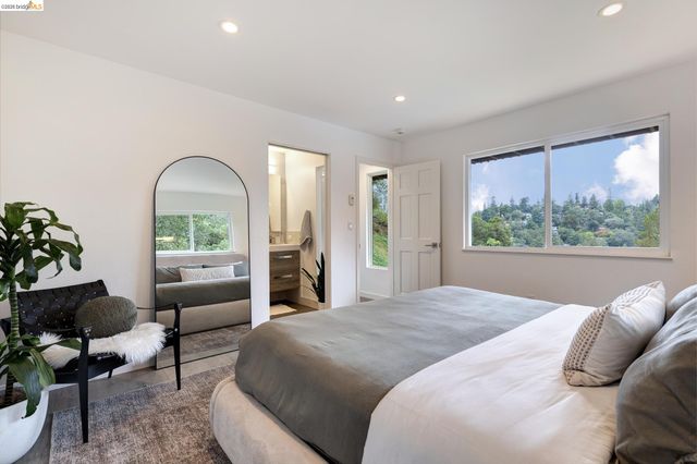 5949 Alhambra Ave, Oakland, CA 94611