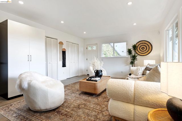 5949 Alhambra Ave, Oakland, CA 94611
