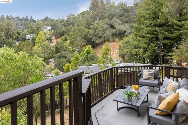 5949 Alhambra Ave, Oakland, CA 94611