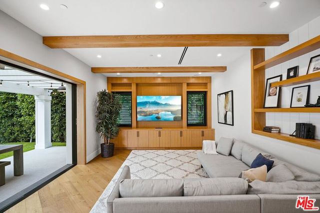 4915 Agnes Avenue, Valley Village, CA 91607