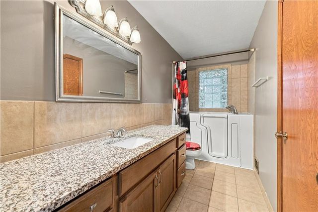 16312 S 38th Street, Independence, MO 64055