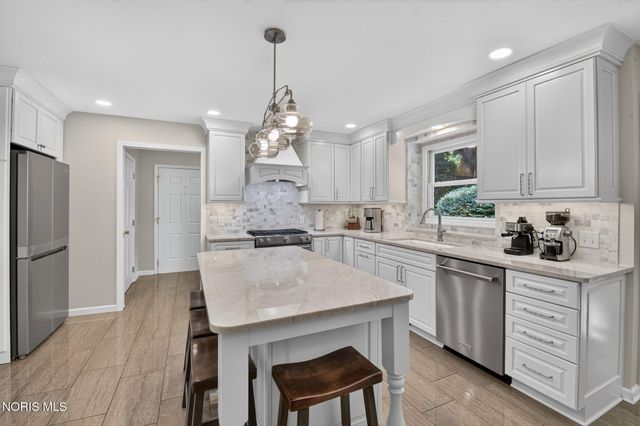630 Anastasia Court, Holland, OH 43528