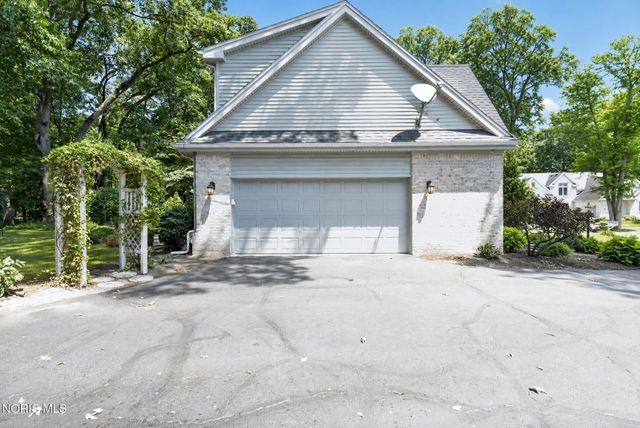 630 Anastasia Court, Holland, OH 43528