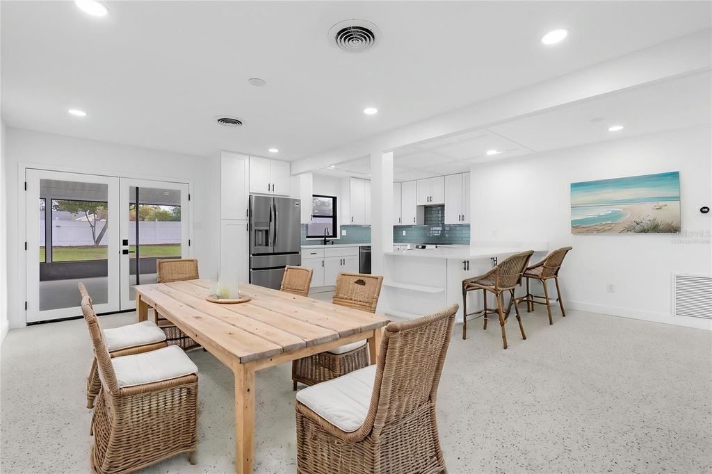 Image 14 of property listing at 909 MARABON AVENUE, Orlando, FL 32806