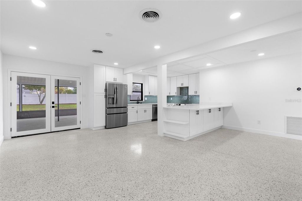 Image 15 of property listing at 909 MARABON AVENUE, Orlando, FL 32806