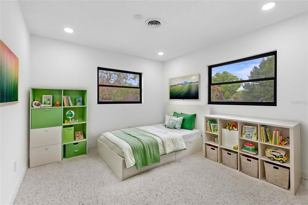 Image 23 of property listing at 909 MARABON AVENUE, Orlando, FL 32806