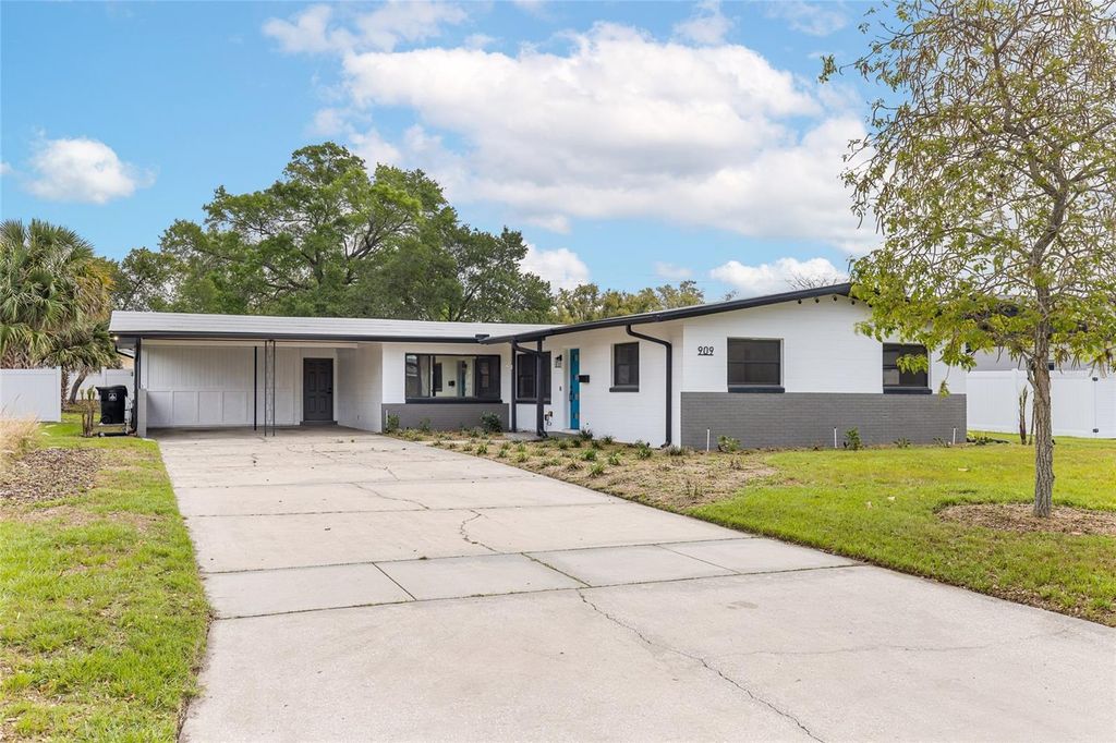Image 5 of property listing at 909 MARABON AVENUE, Orlando, FL 32806