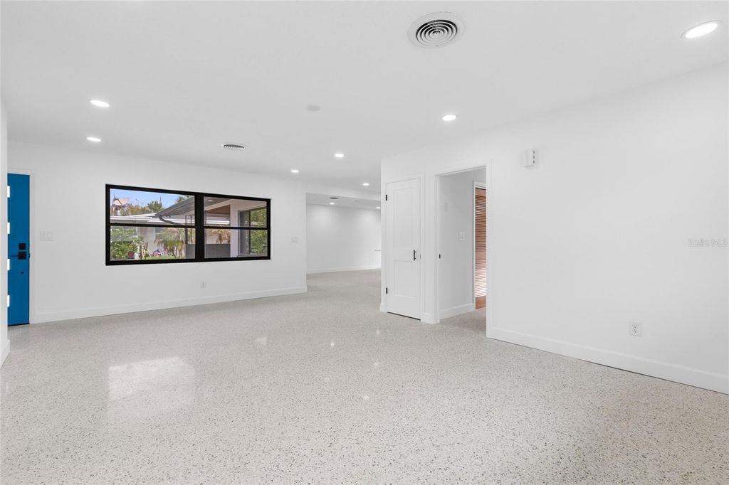 Image 7 of property listing at 909 MARABON AVENUE, Orlando, FL 32806