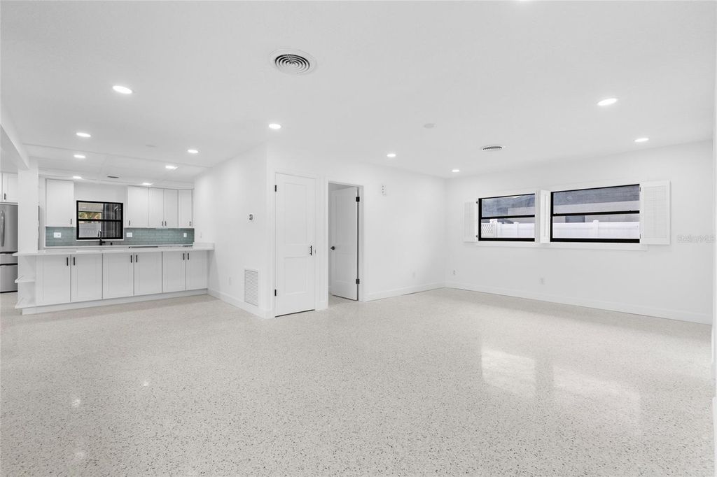 Image 9 of property listing at 909 MARABON AVENUE, Orlando, FL 32806