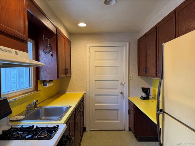 8 Maple Avenue, Tarrytown, NY 10591