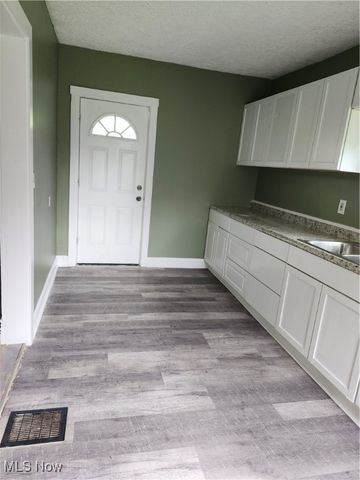 2438 Indiana Way NE, Canton, OH 44705