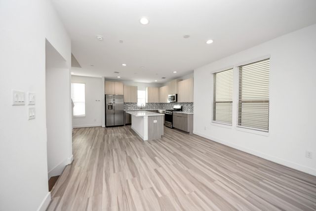 18716 Centro Main Street B, Shenandoah, TX 77385