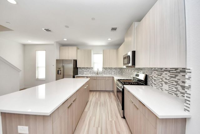 18716 Centro Main Street B, Shenandoah, TX 77385