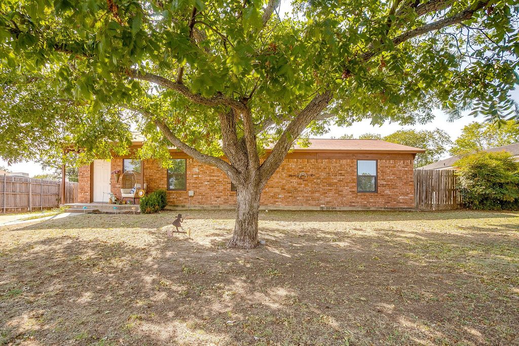 1211 Van Winkle Street, Weatherford, TX 76086