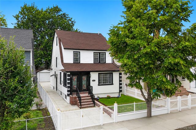 100-33 205th Street, Hollis, NY 11423