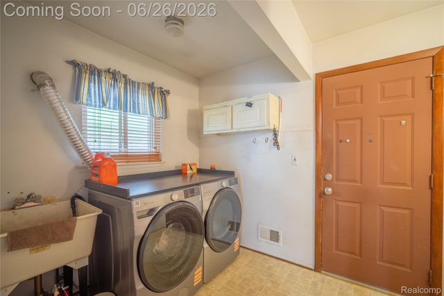 27131 Evelyn Avenue, Brownstown Charter Township, MI 48183