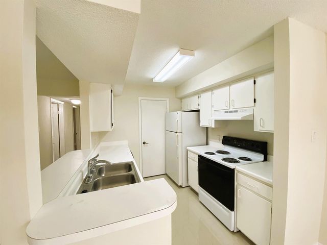 815 W Boynton Beach Boulevard 7-102, Boynton Beach, FL 33426