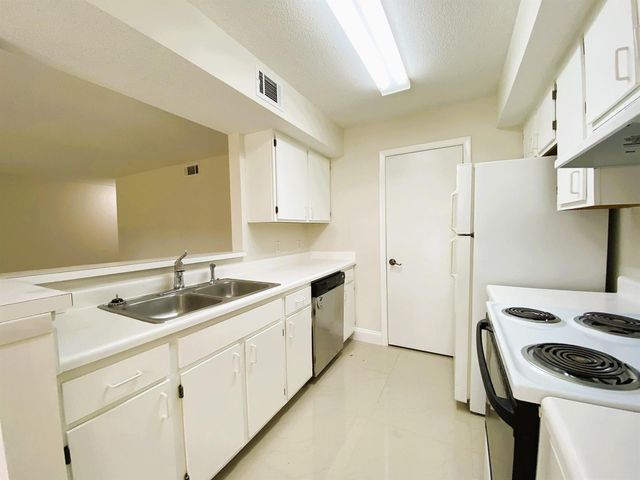 815 W Boynton Beach Boulevard 7-102, Boynton Beach, FL 33426