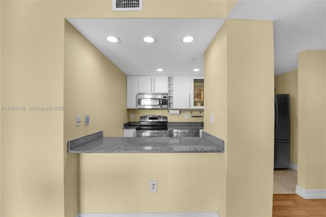 275 NE 18th St 808, Miami, FL 33132