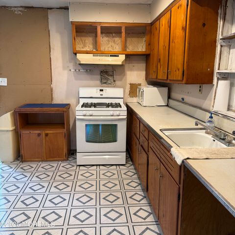 574 Hopping Road, Belford, NJ 07718