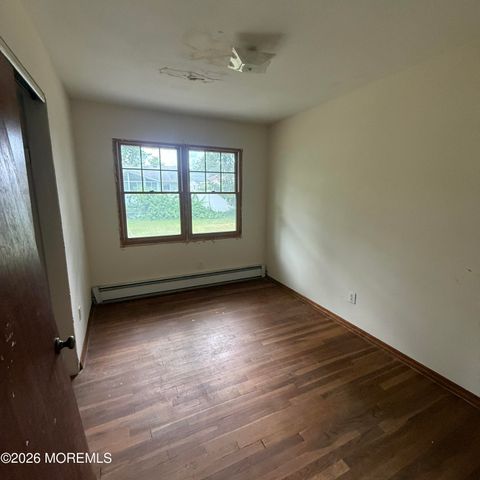 574 Hopping Road, Belford, NJ 07718