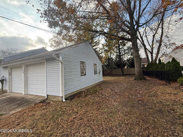 574 Hopping Road, Belford, NJ 07718