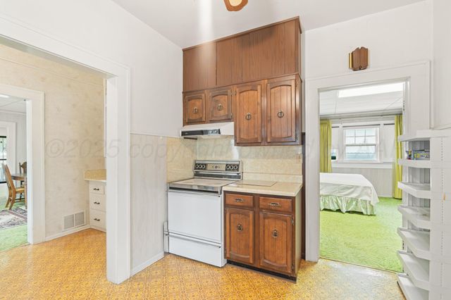 302 S 6th Street, Clarendon, TX 79226