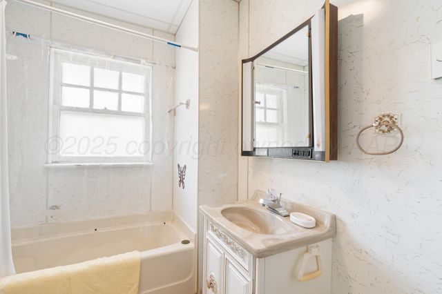 302 S 6th Street, Clarendon, TX 79226