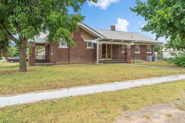 302 S 6th Street, Clarendon, TX 79226