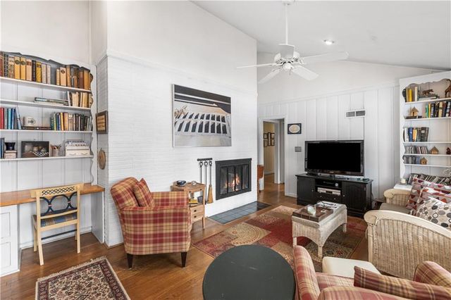 3913 W 57th Terrace, Fairway, KS 66205