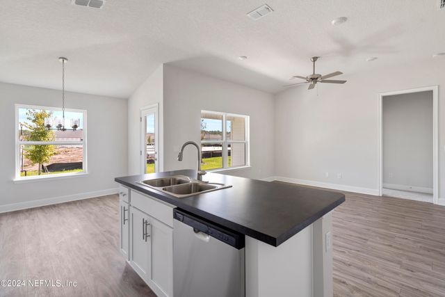 8420 HELMSLEY Boulevard, Jacksonville, FL 32219